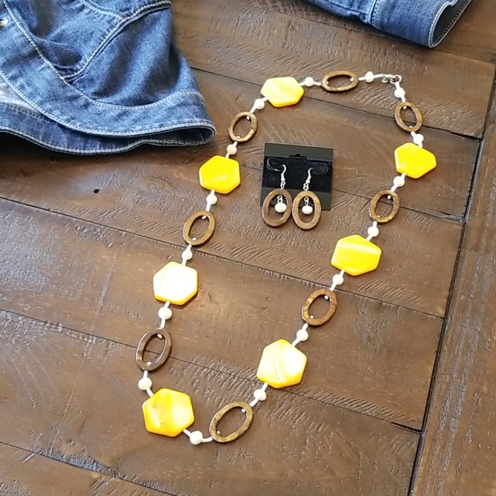 Wooden & Pearl Necklance/Earrings